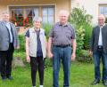 Bild: do
Feuerwehrchef und stellvertretender Bürgermeister: Das sind nur zwei von vielen Ehrenämtern, die Hans Diepold über Jahrzehnte bekleidete. Unser Bild zeigt den Jubilar mit Ehefrau Rosi, Pfarrer und Prior Adrian Kugler (links) sowie Bürgermeister Albert Nickl (rechts).