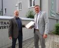 Bild: Kunz
Schulleiter Thomas Reitmeier (links) überreicht seinem neuen Stellvertreter Eduard Bauer die Urkunde.