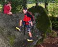 Bild: weu
Das Naturdenkmal „Sattelross“ ist nicht nur bei Kindern beliebt. Der Sage nach ist an dieser Stelle einst ein Schloss versunken. Der Felsen soll das versteinerte Pferd des letzten Besitzers sein.