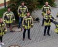 Bild: mab
Zusammen mit den Verantwortlichen der vier Ortsfeuerwehren präsentieren die zuständige Mitarbeiterin im Rathaus für Feuerwehraufgaben, Teresa Scholz, sowie Bürgermeister Peter Neumeier (vorne rechts) mit seinem Vorgänger Manfred Rodde (dahinter) die neuen Schutzanzüge.