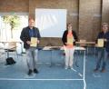 Bild: bjp
Der Abstand zwischen Bernhard Stangl (von rechts), dem Vorsitzenden der Verwaltungsgemeinschaft, sowie seinen Stellvertretern Carmen Pepiuk und Thorsten Hallmann - alle mit "Eheschließungsstandesbeamten"-Urkunden - ist nur Corona geschuldet. An der traditionell vertrauensvoll-engen Zusammenarbeit soll sich gerade in diesen Krisenmonaten nichts ändern.