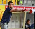 Bild: Armin Weigel/dpa
Mersad Selimbegovic, der Trainer des SSV Jahn Regensburg, in Aktion am Spielfeldrand.