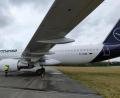 Bild: Heike Leuschner/exb
Lufthansa Technik hat wöchentlich Mitarbeiter aus Hamburg zum Fliegerhorst Nordholz entsandt, um Systemchecks am Airbus A320-200 D-AIWK "Weiden in der Oberpfalz" vorzunehmen. Dadurch blieb die Maschine stetig in einsatzbereitem Zustand.