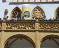 Bild: gsp
Es ist nicht zu übersehen, worum es geht: Vom Rathausbalkon aus machen die Akteure Werbung für die Amberger Bierwochen.