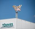 Bild: Guido Kirchner/dpa
Auf dem Dach des Werksgeländes steht das Logo der Firma Tönnies.