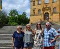 Bild: tk
Sie lassen sich vom Coronavirus die Familientradition nicht kaputtmachen: Hannelore Herteux (links) und ihr Mann Wolfgang (Zweiter von rechts) machten sich mit Tochter Beate (Zweite von links) von Hessen aus auf den Weg zum Mariahilfberg, um Enkelin beziehungsweise Tochter Michèle (Mitte) zu besuchen. Rechts: Michèles Freund Anhuar.