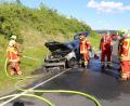 Bild: rw
Am Breitem Weg in Neustadt brennt ein Auto komplett aus. Die Feuerwehr löscht das Wrack.