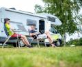 Bild: Hauke-Christian Dittrich
Urlauber aus Bayern sitzen auf einem Campingplatz vor ihrem Wohnmobil. Foto: Hauke-Christian Dittrich/dpa/Archivbild