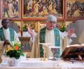 Bild: do
Bei einem Festgottesdienst verabschiedete Dekan Thomas Jeschner (rechts) Pfarrvikar Dr. Victor Jamahh Usman. Auch viele Gläubige waren gekommen.