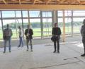 Bild: fsb
Architekt Stefan Kunnert (Zweiter von rechts) informiert den Gemeinderat über den Baufortschritt im künftigen Gastzimmer des neuen Pirker Sportparks.