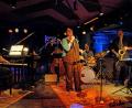 Bild: lr
Nach 15 Wochen Zwangspause endlich wieder gemeinsam auf der Bühne im Bistrot Paris: Steffi Denk & Flexible Friends: Norbert Ziegler (Piano, Trompete), Markus Fritsch (Bass), Michael "Scotty" Gottwald (Schlagzeug) und Martin "Möpl" Jungmayer (Saxofon).