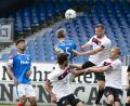 Bild: Frank Molter/dpa
Kiels Stefan Thesker (Zweiter von links), Nürnbergs Asger Sörensen und Nürnbergs Hanno Behrens versuchen an den Ball zu kommen. Trotz eines 1:1 muss der 1. FCN in die Relegation.