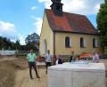 Bild: sm
Die Neugestaltung des Kapellenplatzes in Meerbodenreuth liegt voll im Zeitplan. Bürgermeister Ernst Schicketanz (links), Architektin Stephanie Reichl-Trinkner (Zweite von rechts) und Elke Pscherer vom Gemeindebauamt (Mitte) machten sich am Donnerstag ein Bild über die Baumaßnahmen. Mit auf dem Bild Straßenbaumeister Sebastian Schwab (Zweiter von links) und Arbeitskreis-Sprecher Hans Reichl (rechts).