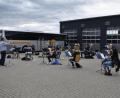 Bild: sck
Dirigent Ludwig Riedhammer und das Ensemble "Großes Orchester" proben bei der Firma Cermak. Mit im Bild die Vorstandsmitglieder der Knabenkapelle, Günther und Brigitte Cermak (in der Garageneinfahrt).
