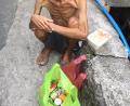 Bild: exb
Viele arme Filipinos hungern schon länger in der Coronakrise, wie das Bild dieses ausgemergelten Mannes zeigt, der sich über die Hilfstüten aus Amberg freut.