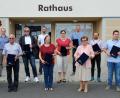 Bild: twi
Die neuen Beauftragten der Marktgemeinde: Georg Schlögl, Bürgermeister Konrad Kiener, Reinhard Rädel, Tobias Hübner, Stefan Mutzbauer, Lucia Ockl, Cornelia Paulus, Michael Gradl, Anneliese Fiedler, Christian Liebl und Maximilian Geitner (von links).