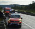 Bild: dob
Glück im Unglück hat ein BMW-Fahrer am Sonntagabend auf der Autobahn in Richtung Grenzübergang. Der Wagen kracht in die Mittelleitplanke und schleudert über die Fahrbahn, doch der 36-Jährige bleibt nahezu unverletzt.