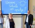 Bild: do
Medienpädagogin Johanna Römisch, Schulleiterin Gabriele Bodner und Schulverbandsvorsitzender Albert Nickl (von links) sind sich nach der Einrichtung hochmoderner digitaler Tafeln einig: die Grundschule am Rauhen Kulm in Speinshart ist spitze.