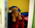 Bild: Britta Pedersen/dpa
Ein Stoffteddy sitzt im Kinderbereich eines Frauenhauses. Das Frauenhaus des Diakonischen Werks Weiden ist nach der Lockerung der Ausgangsbeschränkungen voll belegt.