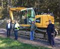 Bild: exb
Bürgermeister Roland Strehl (links) begutachtet zusammen mit Bautechniker Michael Pollok (Zweiter von links) die Arbeiten an den Feld- und Waldwegen. Vor Ort berichten Jagdvorsteher Helmut Graf (Zweiter von rechts) und der Wegebeauftragte Stefan Schönberger (rechts) geben Informationen.