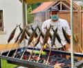 Bild: nza
Leckere Makrelen bereitete Andreas Schaumberger auf seinem selbstgebauten Steckerlgrill für seine Gäste zu.