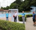 Bild: njn
Zur Eröffnung des Freibads in Erbendorf muss am Mittwoch natürlich das Wetter passen. Die Daumen drücken (von links) Technischer Angestellter Markus Meyer, Verwaltungssekretär Sebastian Heim, Verwaltungsrat Hubert Wojtenek, Bürgermeister Johannes Reger und Bademeister Mohammed Naeim.