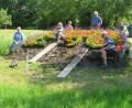 Bild: ow
Der florale Hinweis auf das 650-jährige Stadtjubiläum der Kulmstadt am Ortsrand bei der Abzweigung nach Filchendorf hat jetzt neue Farben. Bei einem Arbeitseinsatz erneuern Mitglieder des Neustädter Obst- und Gartenbauverein das Blütenmeer durch eine Sommerbepflanzung.