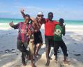 Bild: exb
Fußball und Reisen sind zwei große Leidenschaften von Christian Luff (Mitte). Manchmal lässt sich beides verbinden – wie hier am Strand in Sansibar, wo er sich mit seinen Mitspielern zum Mannschaftsfoto aufstellte.