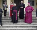 Bild: sck
Auf den Stufen der Klosterkirche versammelt sind (von links Pfarrer Stefan Fischer, die Schwester des Jublars, Gabriela Hartl, Priorin Pamela, Monsignore Karl Ellmann, Erzdiakon Bruder Klaus, Abtbischof Markus und Pater Georg Gantröler.