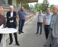 Bild: ref
Die offizielle Vertragsunterzeichnung im Amberger Stadion am Schanzl (von links): Thomas Bärthlein, Vorsitzender des TV Amberg, am Stift, Manfred Postler, der juristische Ratgeber und Vertragsmacher des TV Amberg, Michael Gröber, Rüdiger Reiff, Manfred Seitz, 2. Vorsitzender des TuS Rosenberg (in Vertretung des 1. Vorsitzenden Jürgen Wyrobisch) und Georg Peters, Vorsitzender des TV Sulzbach.