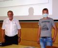Bild: oe
Bürgermeister Anton Peter (links) mit dem in der Gemeinderatssitzung gewählten neuen Jugendbeauftragten Moritz Koberstein (rechts).