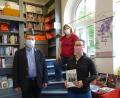 Bild: exb
Herausgeber Rene Milfait, Christina Ponader vom Netzwerk Inklusion und Carolin Weiß von der Buchhandlung St. Peter (von links) bei der Übergabe der Bücher in Tirschenreuth.