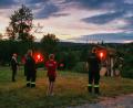 Bild: tkr
Pfarrer Herbert Rösl (links) segnete das Feuer zusammen mit den Feuerwehrleuten der Brandwache. Sowohl der Gottesdienst als auch der Festbetrieb wurden heuer abgesagt.