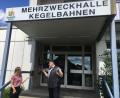 Bild: phs
Die SPD-Gemeinderäte Nicole Bäumler und Walther Piehler wollen die Kegelbahn in der Mehrzweckhalle erhalten. Doch eine Mehrheit haben sie dafür bislang nicht gefunden.