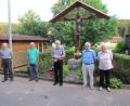 Bild: is
Im Bild (von links) Ortssprecher Konrad Neuser, Johann Fütterer, Stadtpfarrer Edmund Prechtl sowie Richard und Erna Wolf bei der Segnung des renovierten Dorfkreuzes in Wollau.