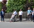 Bild: szl
Bürgermeister Franz Stahl, Stadträtin Doris Schön mit ihrer Mutter Rosa Eckert, die im Seniorenheim Haus Ziegelanger wohnt, Einrichtungsleiterin Anneliese Dombrowsky, stellvertretender Bauhof-Leiter Michael Dörfler und „Leben-Plus“-Quartiersmanagerin Cornelia Stahl (von links) freuen sich über mehr Barrierefreiheit in Tirschenreuth. Dazu gehören auch die abgesenkten Bordsteine in der Egerer Straße.