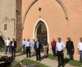 Bild: bnr
MdB Karl Holmeier (Mitte) überbrachte persönlich den Förderbescheid an die Kirchenstiftung und den CSU-Ortsverband.