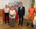 Bild: exb
Nach zwei Jahrzehnten beim Bauhof wurde Angelika Prandl in den Ruhestand verabschiedet. Für ihren großem Einsatz um die Pflege der Grünanlagen bedankten sich (hinten von links) der Leiter der Hauptverwaltung, Markus Bergauer, Bauhofleiter Herbert Schertler, Bürgermeister Franz Stahl und Stellvertretender Personalratsvorsitzender Karl Bayreuther.