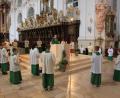 Bild: kro
Während der Wandlung versammelten sich alle Ministranten um den Altar.