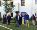 Bild: Picasa
Im Innenhof der Regionalbibliothek Weiden überreicht Past-Präsident Klaus Berberich (Vierter von rechts) die Präsidentennadel an Yul Regler (Dritter von links). Regina Kestel (links) ist neue Vizepräsidentin.