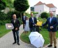 Bild: Hirsch
Vor dem Gebäude der Volkshochschule (Hintergrund) begrüßten Erhard Sailer, Franz-Xaver Huber, Barbara Genzken-Schindler und Oberbürgermeister Andreas Feller (von links) den neuen Geschäftsführer Andre Meidenbauer (Zweiter von rechts).