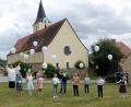Bild: grm
Ihre Erstkommunion begehen die 16 Mädchen und Buben an verschiedenen Terminen. Am Sonntag feiern sie alle mit Pfarrer Alfons Forster und ihren Eltern einen gemeinsamen Bußgottesdienst und lassen Luftballons zum Himmel steigen.