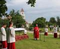 Bild: bph
Die Pfarrei Nabburg feiert die Perschener Kirwa mit einem Festgottesdienst auf der "grünen Wiese", musikalisch gestaltet von einer Bläsergruppe der Jugendblaskapelle. Pfarrer Lorenz forderte die Teilnehmer auf, den Glauben weiter zu geben, ihn zu verkünden wie es die beiden Kirchenpatrone Peter und Paul vorgelebt haben.