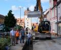 Bild: Stefanie Gradl
Bürgermeister Hans-Martin Schertl begutachtet zusammen mit Polier Reiner Neumann und Bauamtsleiter Stefan Ertl (von links) die Baustelle auf dem Vilsecker Marktplatz.