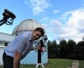 Bild: ubb
Sternwarteleiter Peter Postler hat zum Test für den Neustart in der Sternwarte mit dem Linsenteleskop den Mond im Visier (oben zwischen den Wolken Bildmitte). Natürlich könne dieser bei nächtlicher Dunkelheit noch weit besser betrachtet werden, verspricht er für Freitag. Immer vorausgesetzt natürlich, es ist klarer Himmel.