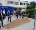 Bild: sne
Die Bauarbeiten laufen bereits. Nun holen Landrat Andreas Meier, Bürgermeister Edgar Knobloch, Architekt Reinhold Krausch und Sachgebietsleiter Hubert Schmid von der Regierung der Oberpfalz (vorne, von links) den offiziellen Spatenstich zur Sanierung der Stadthalle nach.