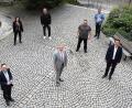 Bild: Landratsamt Tirschenreuth/exb
Trotz Corona-Krise blickt man optimistisch in die Zukunft (von links): Oberregierungsrat Markus Zapf, Landtagsabgeordneter Tobias Reiß, Regierungsdirektorin Regina Kestel, Wirtschaftsförderer Volker Höcht, Landrat Roland Grillmeier, Sachgebietsleiter Wirtschaftsförderung Florian Rüth, Landrats-Büroleiter Walter Brucker und Europaabgeordneter Christian Doleschal.