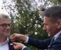 Bild: Tobias Riedl/exb
Der scheidende Präsident Jens Trögner (rechts) steckt seinem Nachfolger Klaus Horn (links) die Präsidentennadel des Rotary Clubs Amberg an.