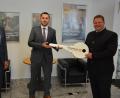 Bild: jr
Commerzbank-Niederlassungsleiter Sebastian Hackl aus Weiden (links) stellte Dominik Schuller (Mitte) als neuen Marktbereichsleiter im Stiftland vor. Offiziell verabschiedet wurde dessen Vorgänger, der jetzige Mitterteicher Bürgermeister Stefan Grillmeier.