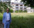 Bild: pz
Bürgermeister Bernd Sommer ist glücklich über die Nachricht, dass der Haushaltsausschuss 16,55 Millionen Euro für das neue Landesamt in Waldsassen locker gemacht hat. Im Hintergrund das frühere Seniorenheim St. Maria, an dessen Stelle der Behördenneubau errichtet wird.